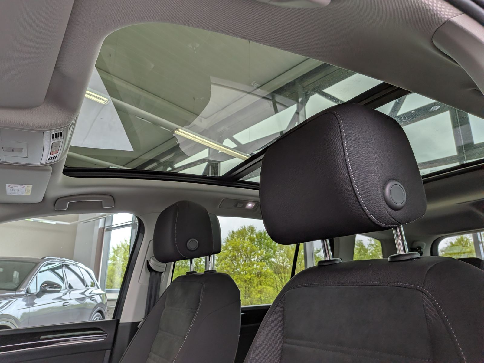 Fahrzeugabbildung Volkswagen Touran 2.0 DSG R-Line High Pano 7-Si IQ AHK VOLL
