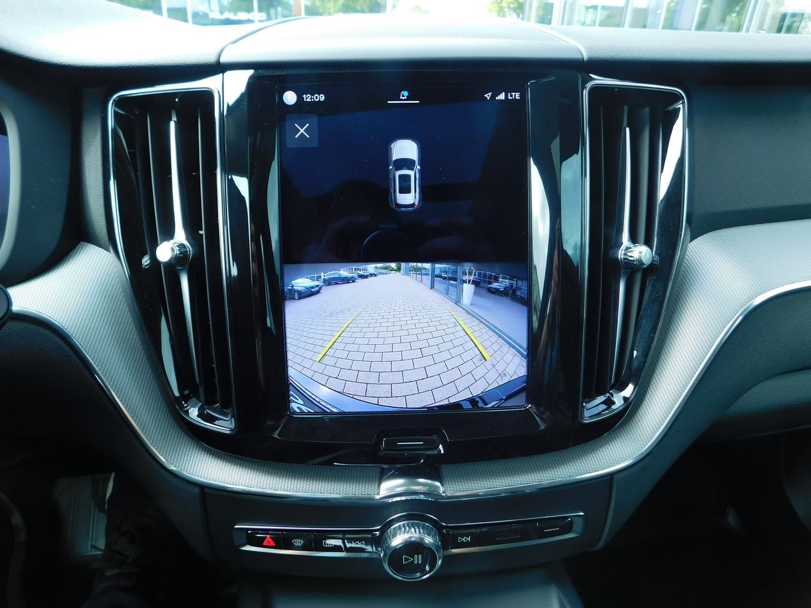 Fahrzeugabbildung Volvo XC60 B4 D Plus Dark