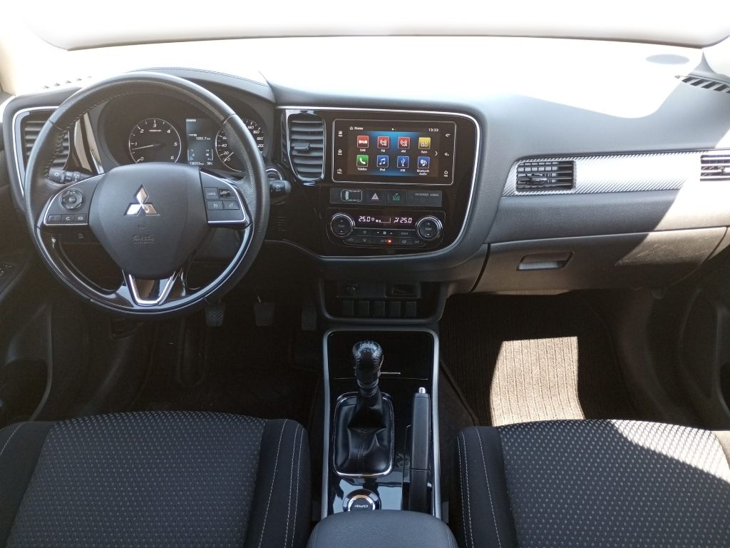 Fahrzeugabbildung Mitsubishi Outlander PLUS 2.2 DI-D 4WD 7-Sitzer AHK WKR