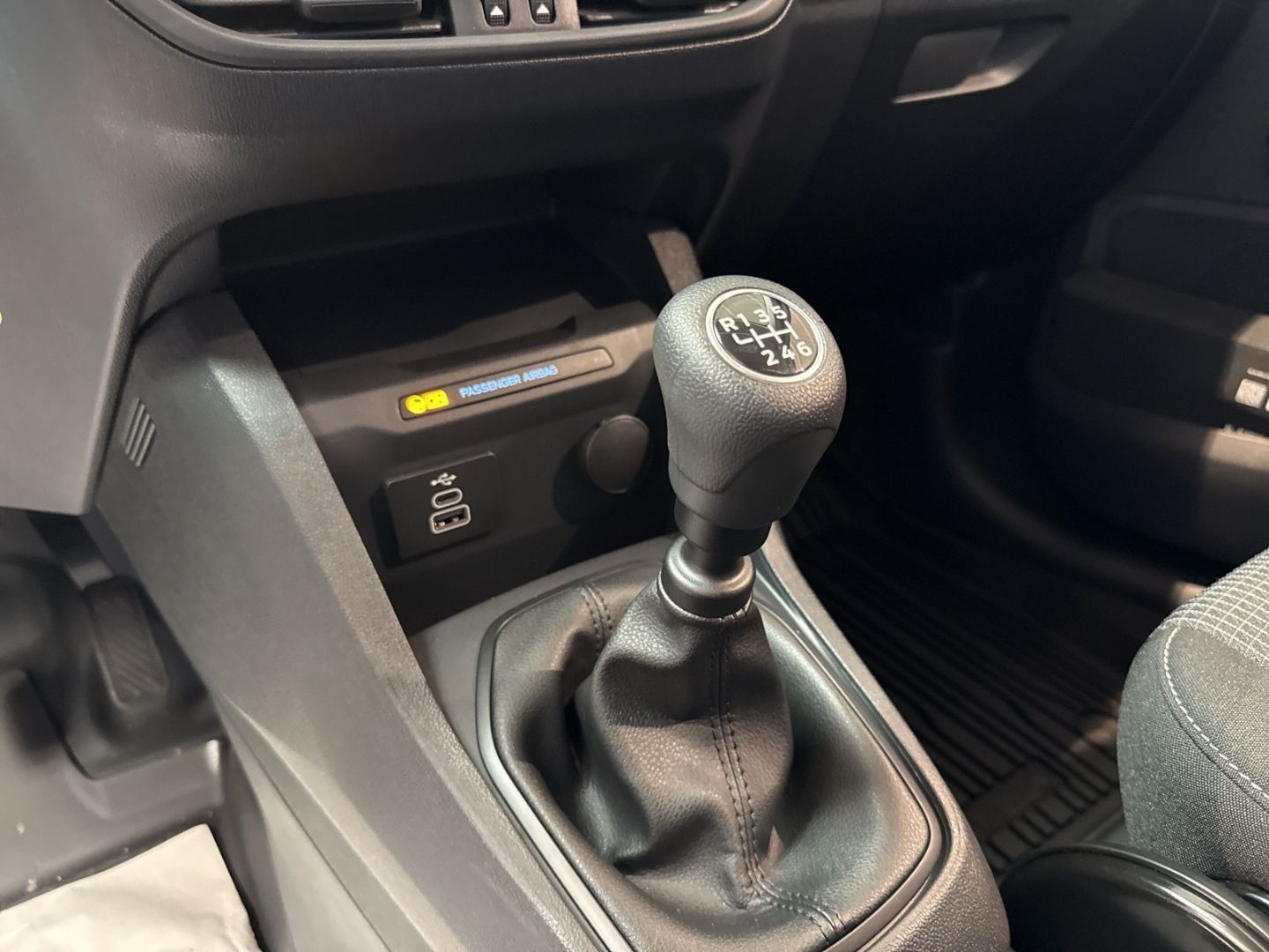 Fahrzeugabbildung Ford Transit Courier Trend AHK Apple CarPlay Android