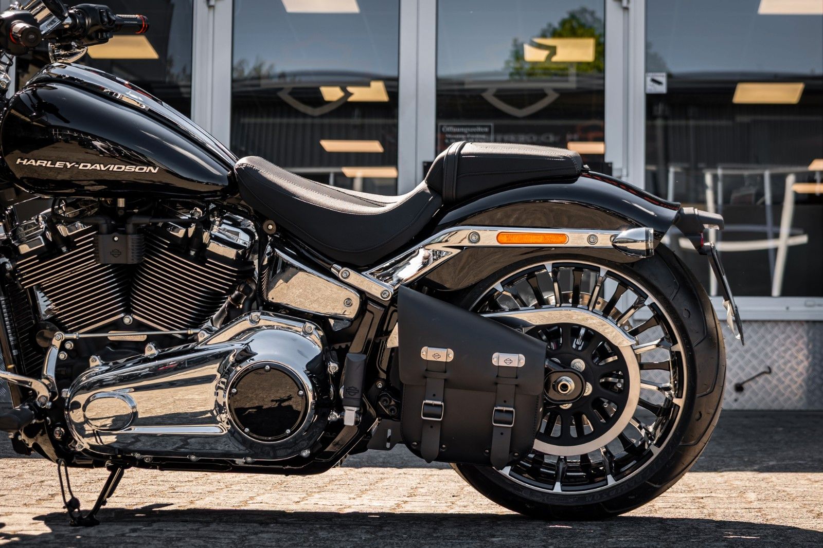 Fahrzeugabbildung Harley-Davidson BREAKOUT FXBR 117 ci - Jekill & Hyde