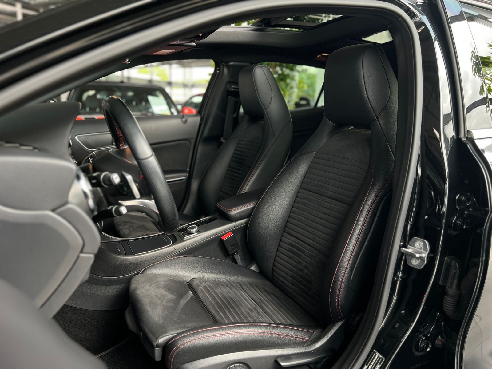 Fahrzeugabbildung Mercedes-Benz GLA 250 AMG 4Matic LED PANO KLIMA
