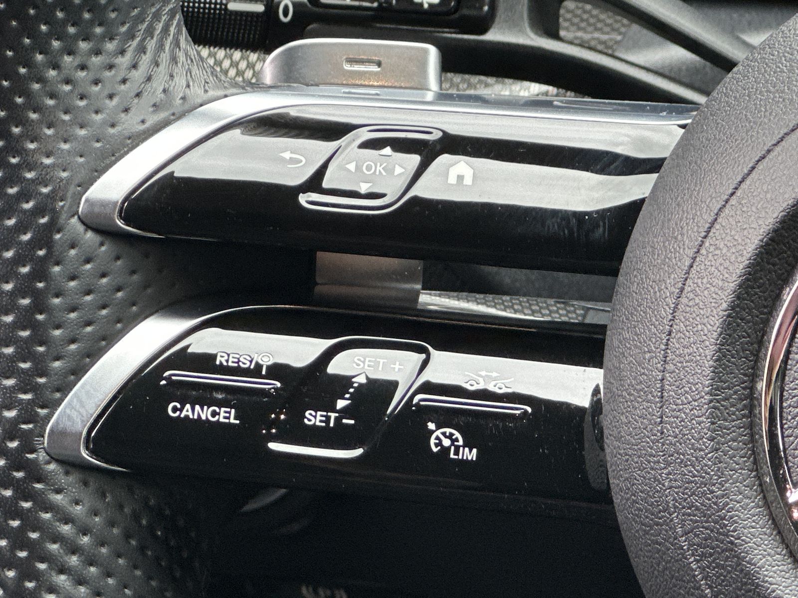 Fahrzeugabbildung Mercedes-Benz C 220d T AMG-Line NAV+LED+ACC+AHK+KAMERA+SOUND