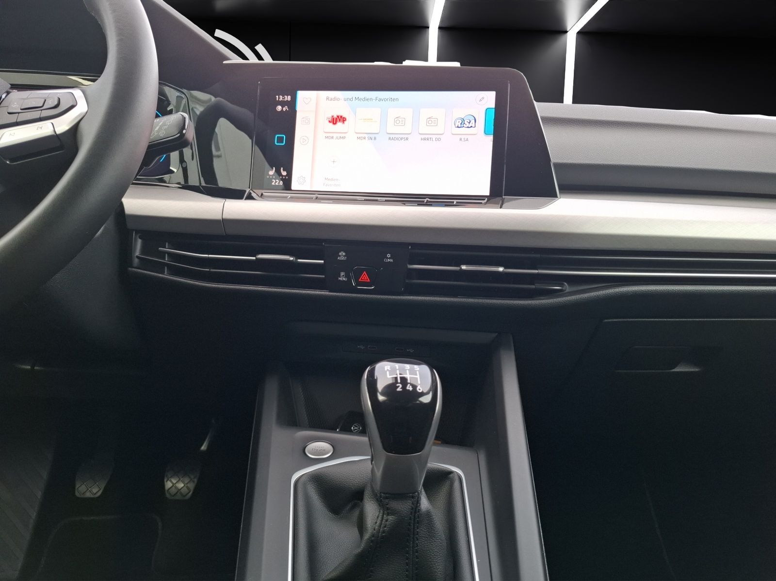 Fahrzeugabbildung Volkswagen Golf VIII TSI Life Matrix Navi AID ACC PDC SH LM