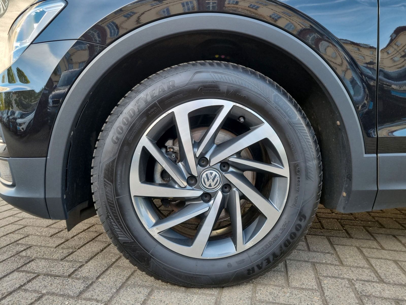 Fahrzeugabbildung Volkswagen Tiguan 1.4 TSI DSG Sound LED NAVI eKLAPPE