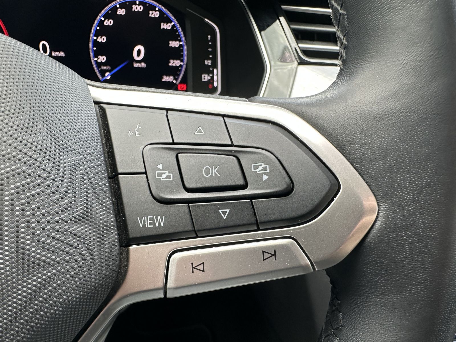 Fahrzeugabbildung Volkswagen Passat Variant 2.0 TDI Business NAV+LED+ACC+PANO