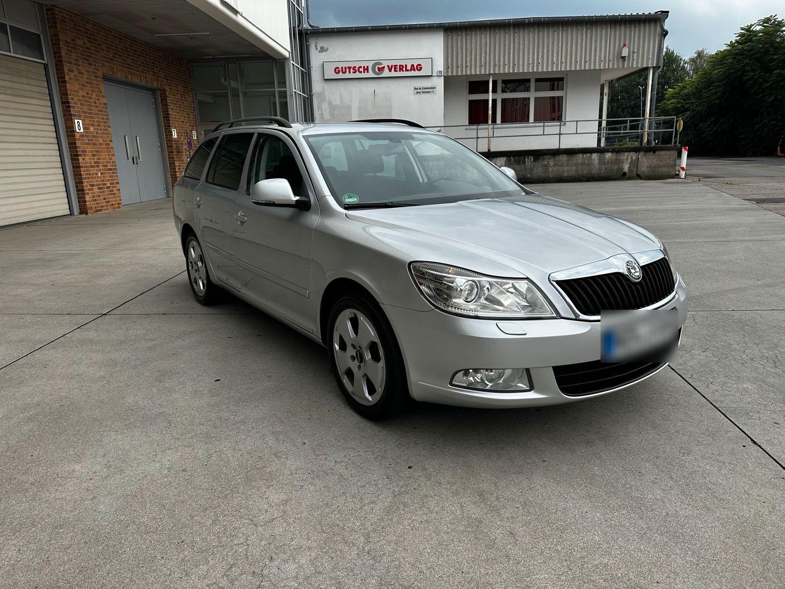 Skoda Octavia 2012 — rear view