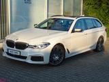 BMW M550 d xDrive Touring*HEAD-UP*PANO*LEDER*ACC*AHK - BMW M550 mit Diesel-Antrieb: Kombi