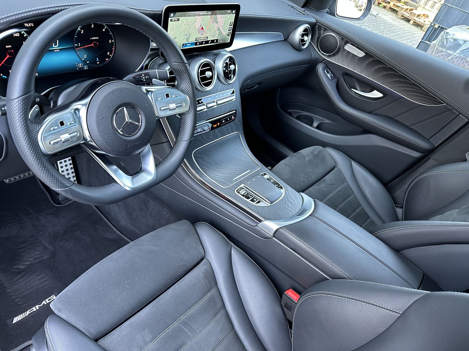 Fahrzeugabbildung Mercedes-Benz GLC 300d 4M AMG-Line NAV+LED+KAM+PANO+CARPLAY+VC