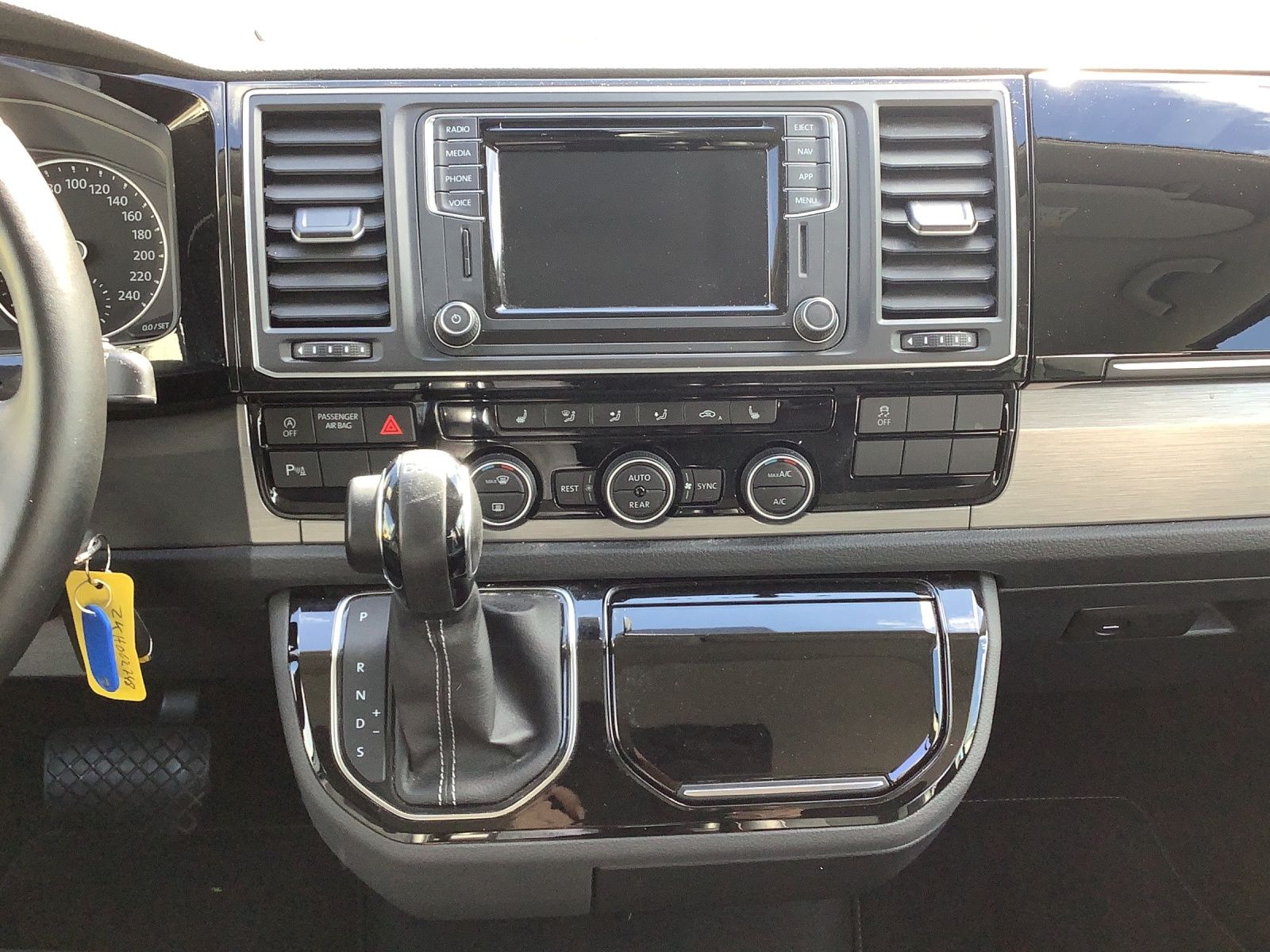 Fahrzeugabbildung Volkswagen T6 Multivan TDI 4M DSG GEN SIX LED ACC STH NAVI