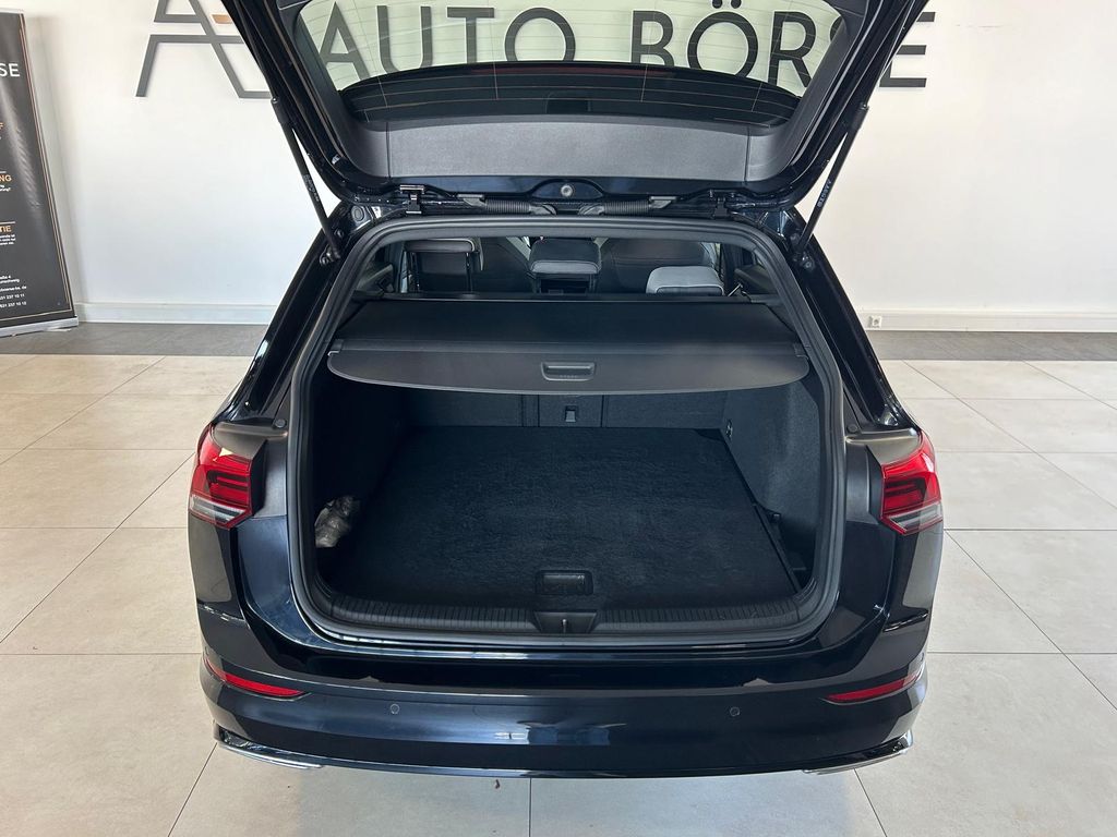 Volkswagen Golf VIII Var. DSG R Line*NAVI*PANO*SHZ*ViCo*LED
