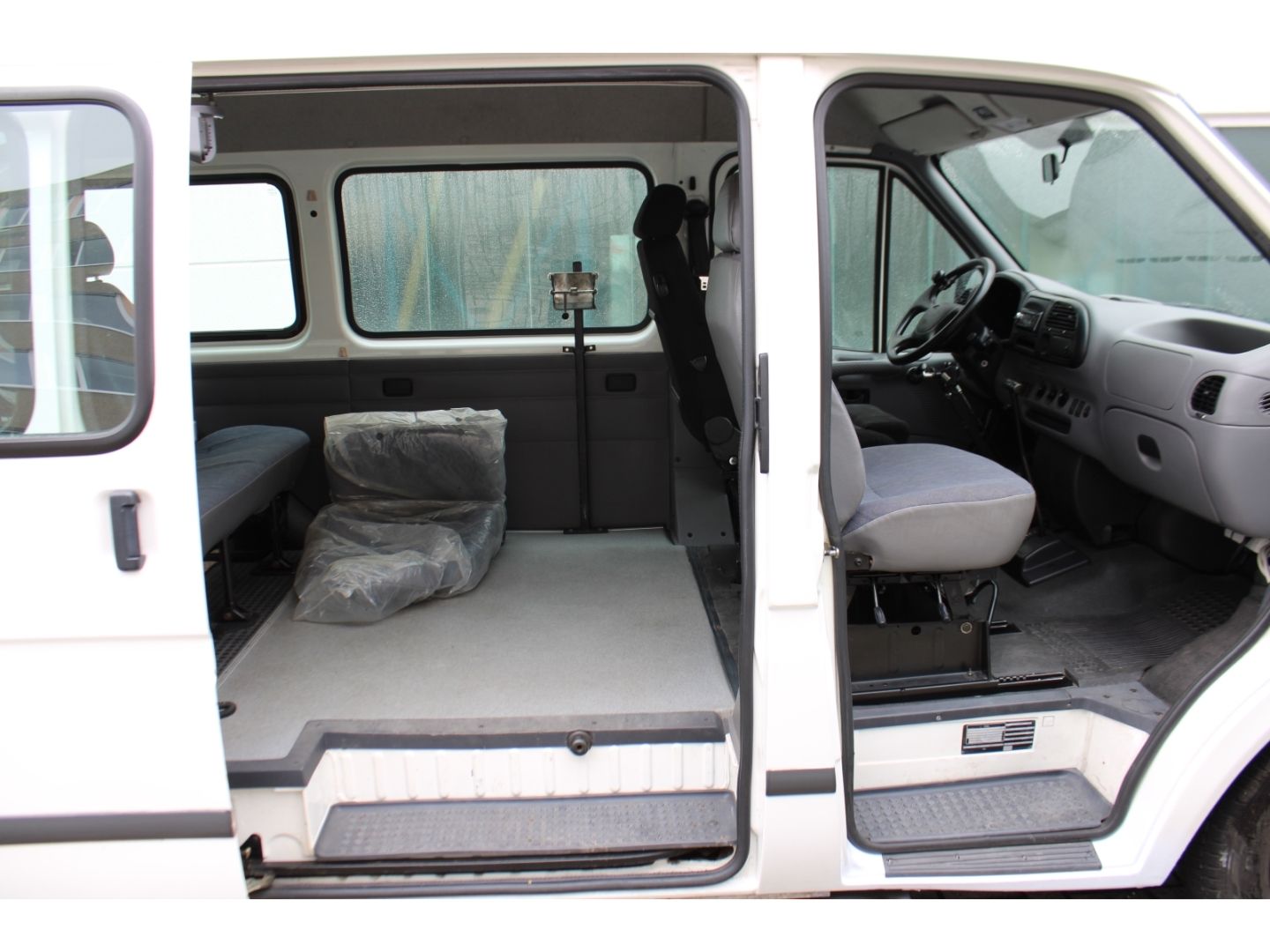 Fahrzeugabbildung Ford Transit Kombi 2.5 FT 100 Behindertengerecht Roll