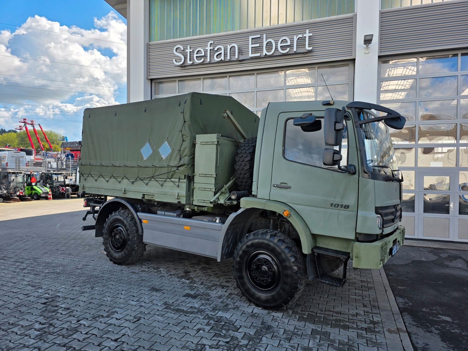 Fahrzeugabbildung Mercedes-Benz Atego 1018 A 4x4 Pritsche Plane
