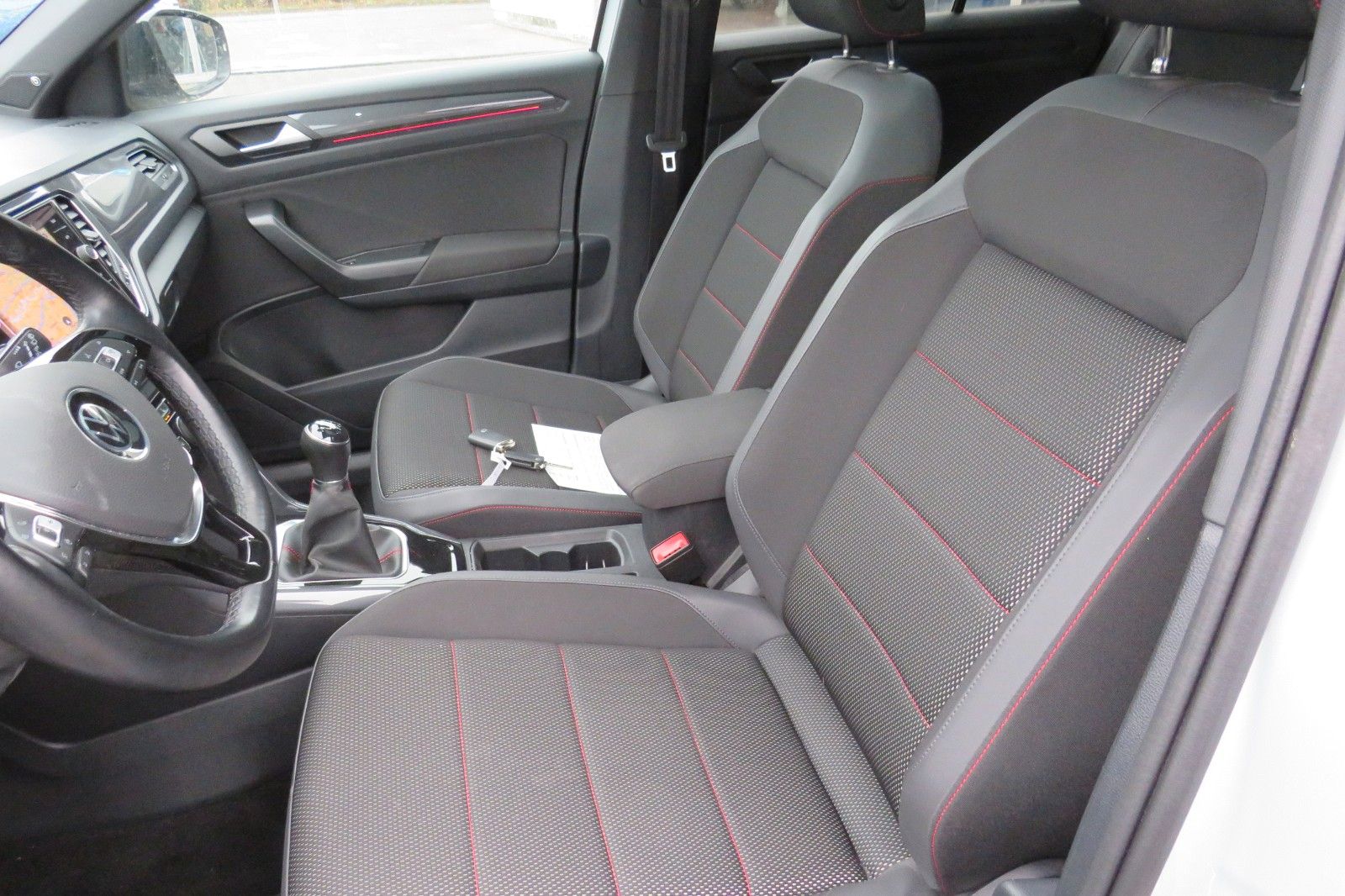 Fahrzeugabbildung Volkswagen T-Roc Sport R-LINE PANO 18`LED NAVI APP 1.HD