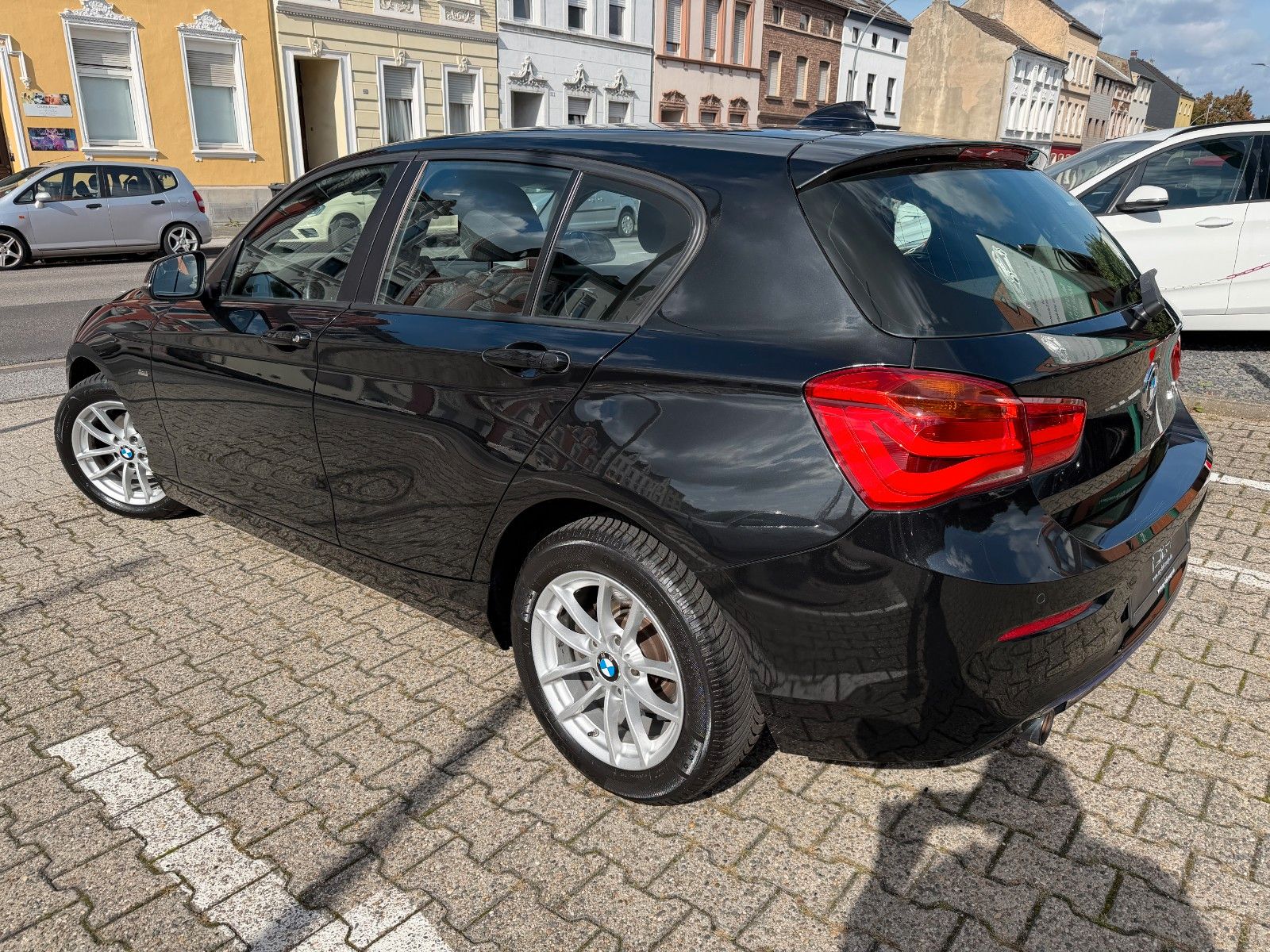 Fahrzeugabbildung BMW 118 d Sport Line AUTOMATIK NAVI BMW SCHECKHEFT