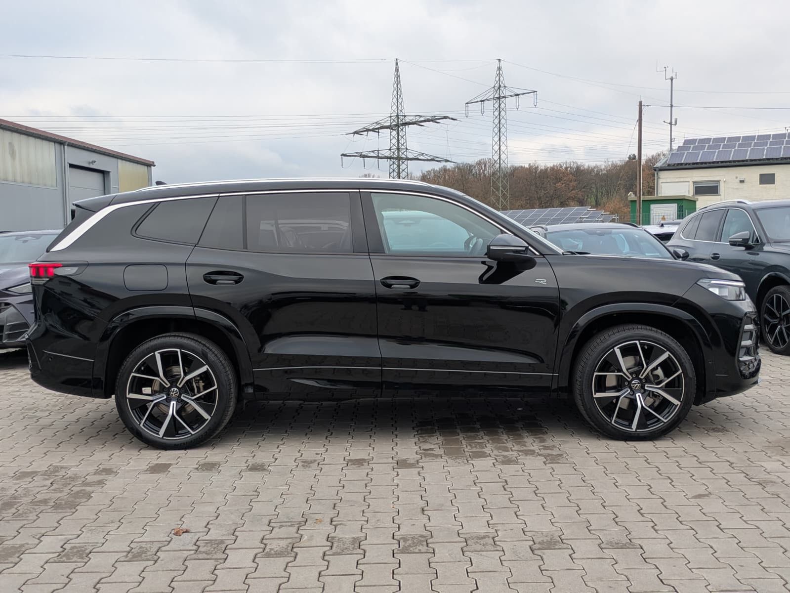 Fahrzeugabbildung Volkswagen Tayron 2.0 TDI 4M R-Line 7Si*MATRIX*AHK*PANO*HUD