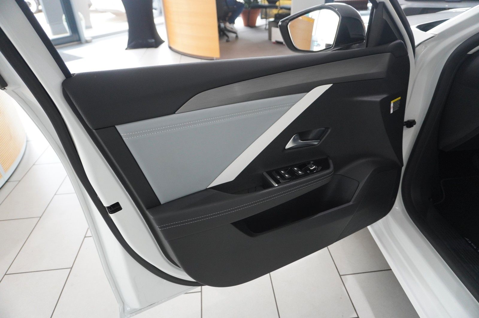 Fahrzeugabbildung Opel Astra L Lim. 1.6 HYBRID ELEGANCE NAVI/LED/KAMERA