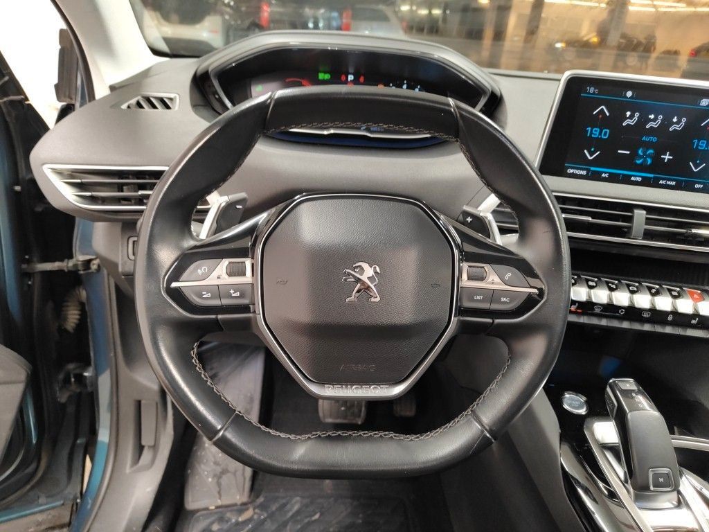 Fahrzeugabbildung Peugeot 5008 Allure 1.2T LED/NAVI/SHZ/AHK/PANO/MEMORY
