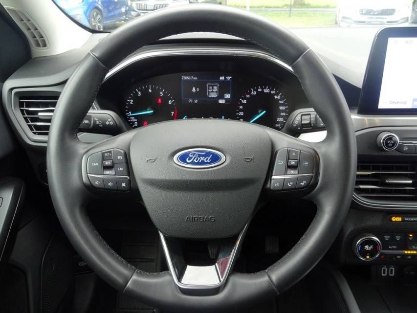 Fahrzeugabbildung Ford Focus Turnier 1.0 EcoBoost Automatik  Titanium