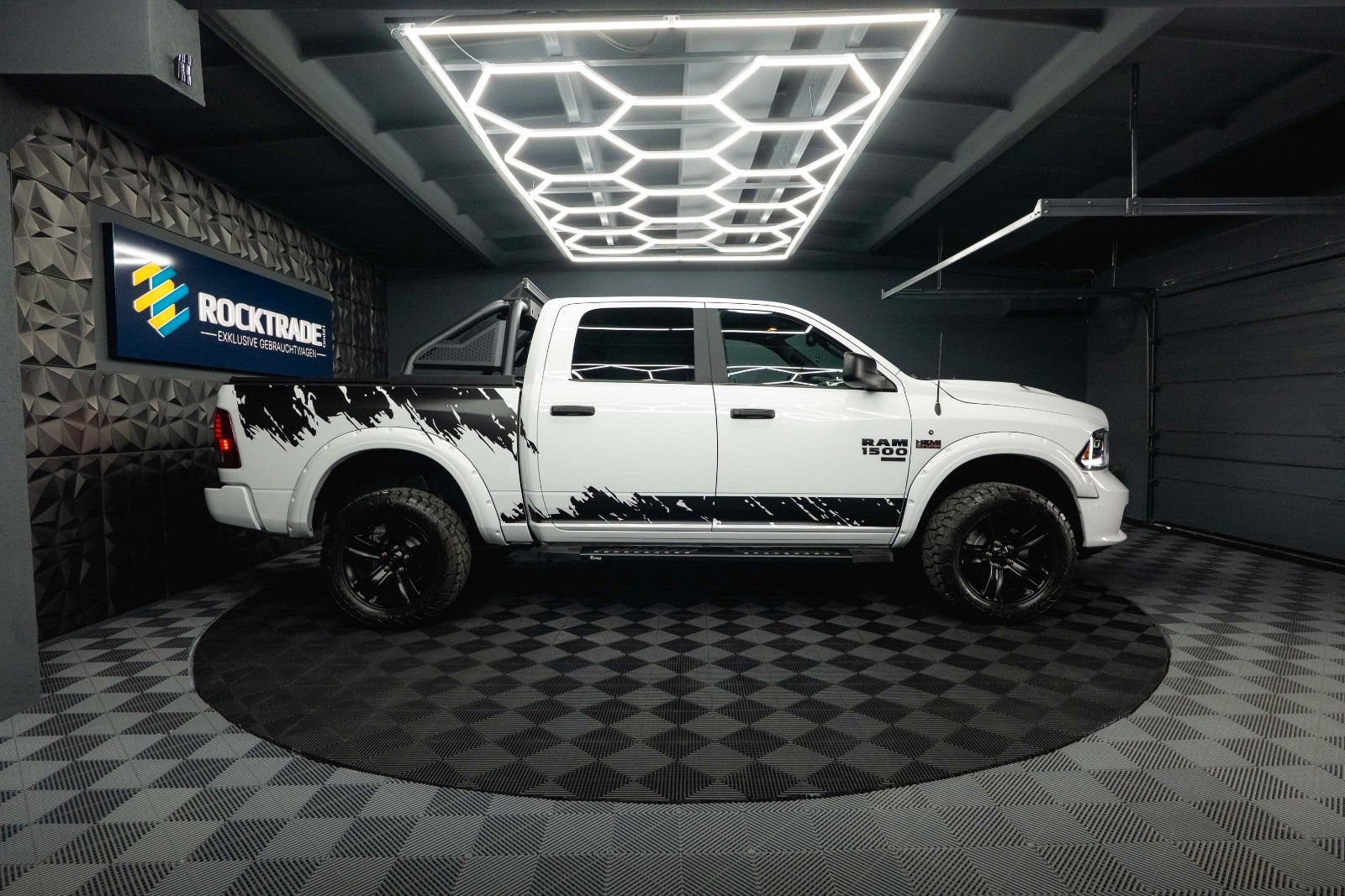 Fahrzeugabbildung Dodge RAM 5.7 V8 HEMI 4x4 OFFROAD Night-Paket *LED*19%