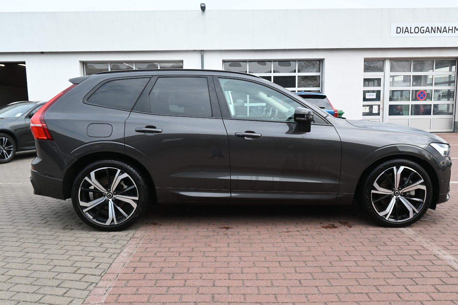 Fahrzeugabbildung Volvo XC60 B5D AWD Ultimate Dark*LED*PANO*STHZ*B&W*360