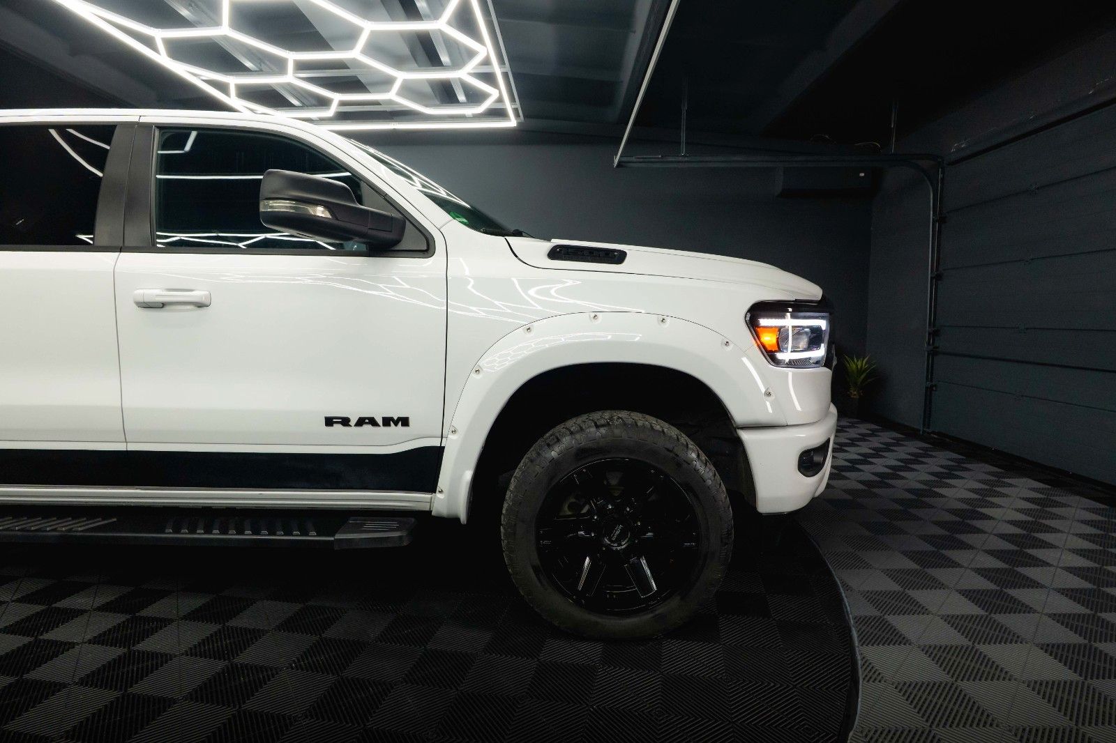 Fahrzeugabbildung Dodge RAM 5.7 V8 HEMI 4x4 LPG Offroad Night-Paket