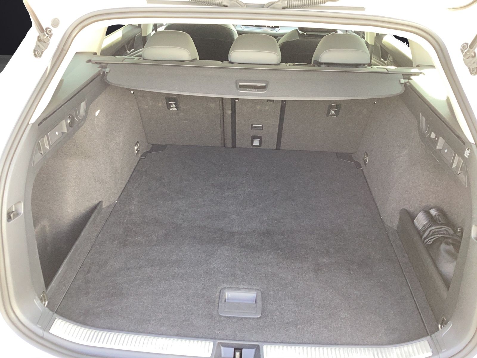 Fahrzeugabbildung Volkswagen Passat TDI Elegance DSG LED ACC AHK NAVI TRAILER