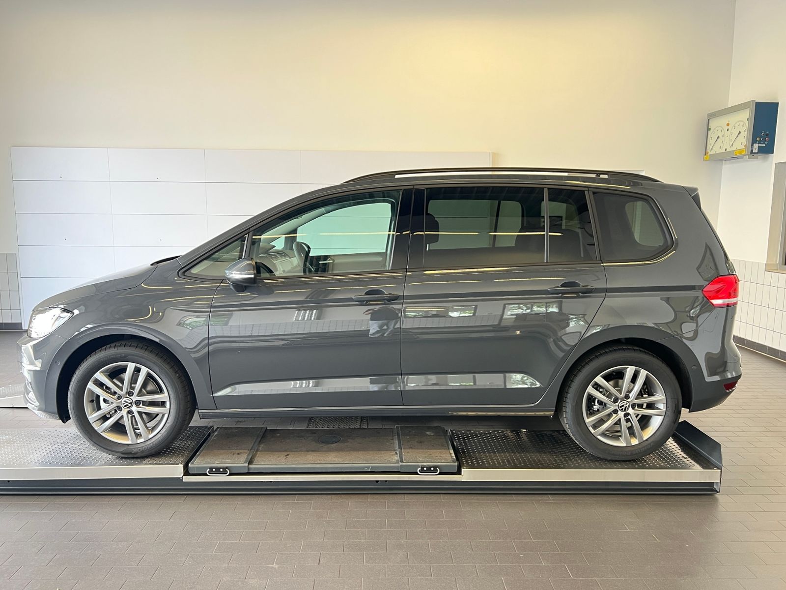 Fahrzeugabbildung Volkswagen Touran Comfortline 1.5 TSI DSG *LED, AHK, 7-Sitz
