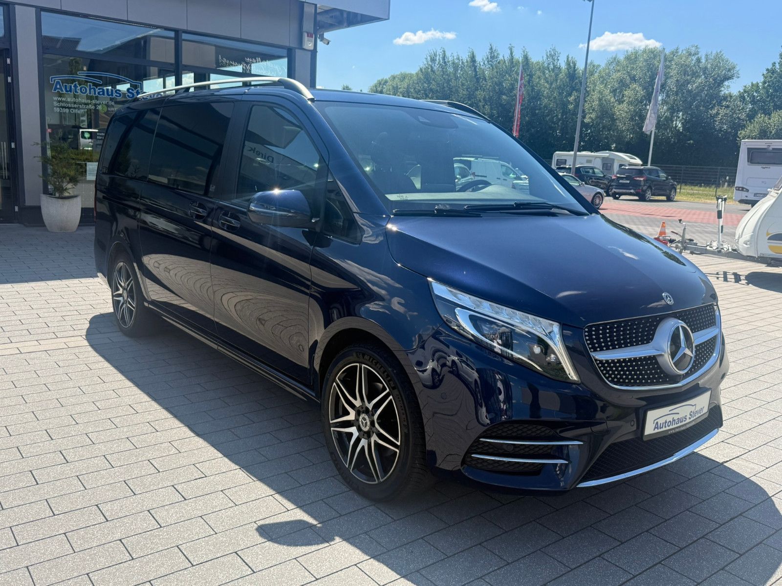 Fahrzeugabbildung Mercedes-Benz V 300 d EDITION 4MATIC lang AMG Line