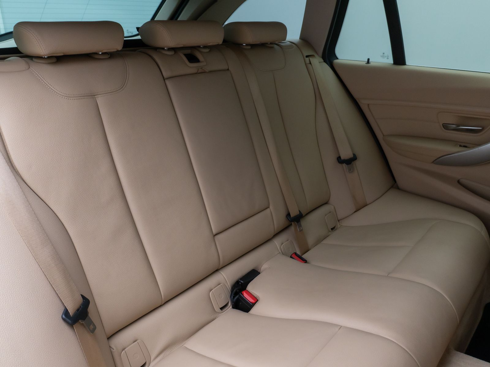 Fahrzeugabbildung BMW 320d xD PDC HUD Lenkrhzg Stop&Go Alarm Komfort