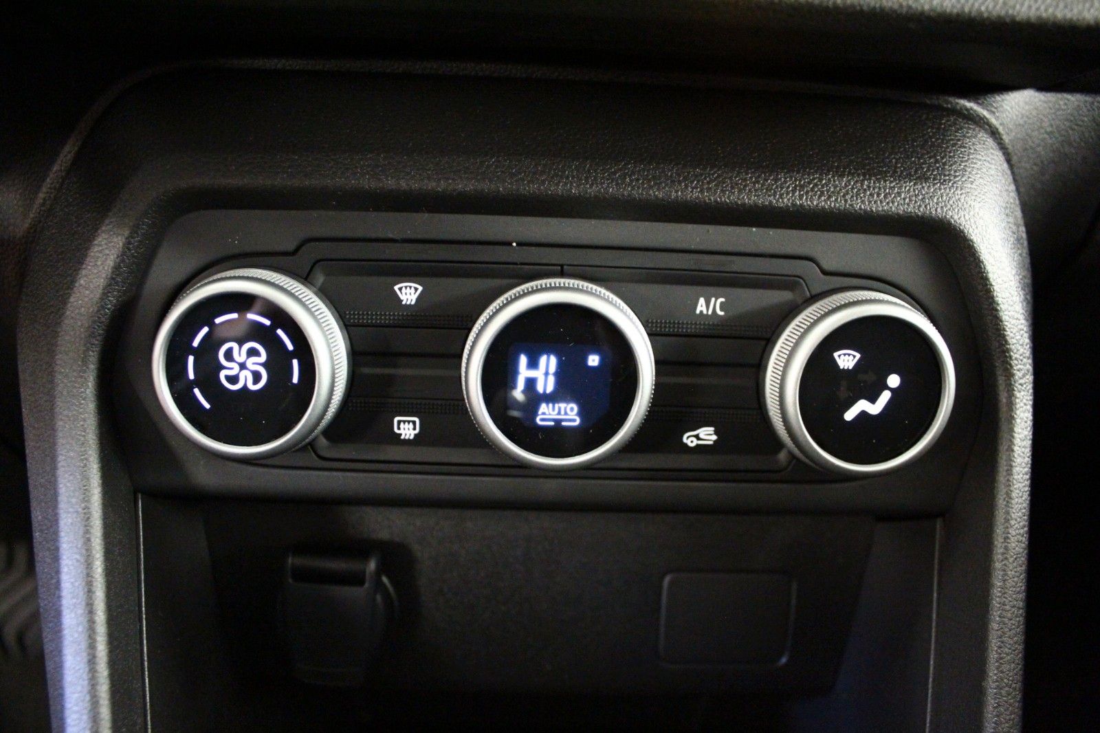 Fahrzeugabbildung Dacia Sandero TCe 100  Benzin /Expression*Winterpaket*
