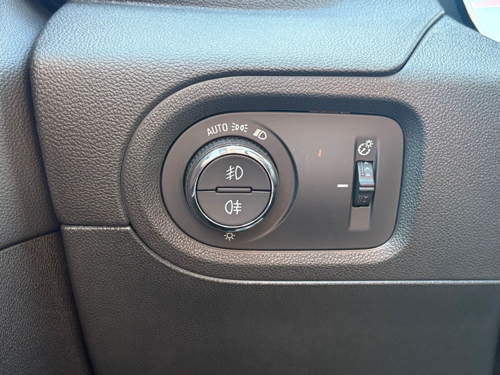 Fahrzeugabbildung Opel Grandland (X) 1.2 Aut. Ultimate Navi Leder Pano