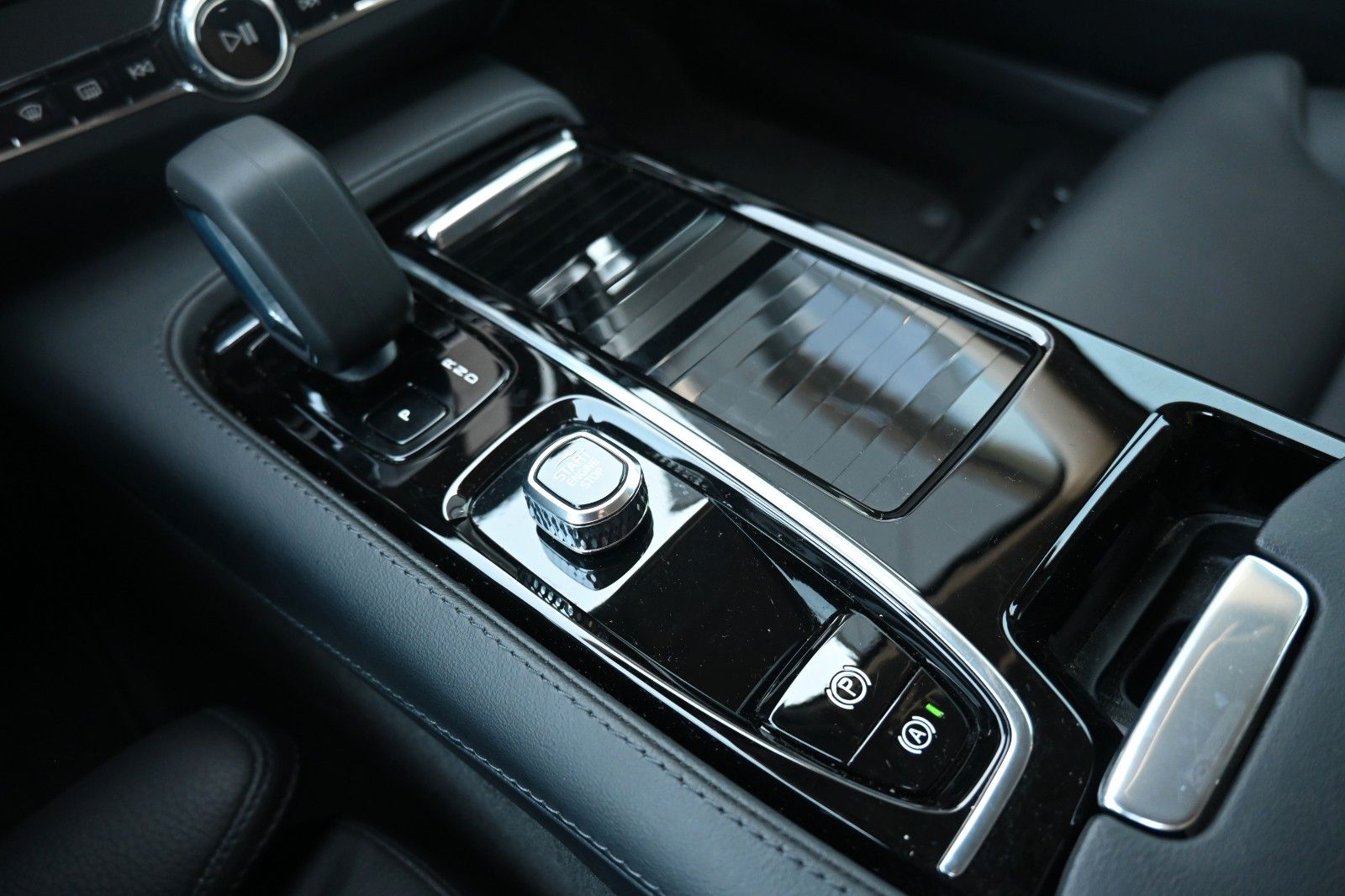 Fahrzeugabbildung Volvo V90 T6 PHEV AWD  Core Bright*AHK*Voll LED*Alarm*