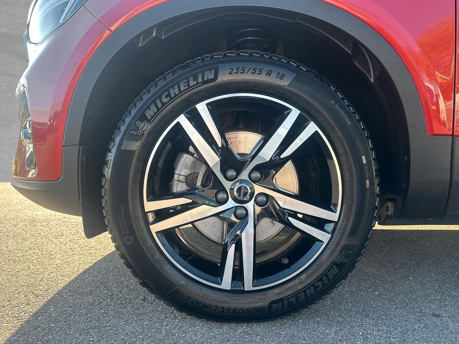 Volvo XC40 B3 MILD Hybrid Automatik Plus Dark LED