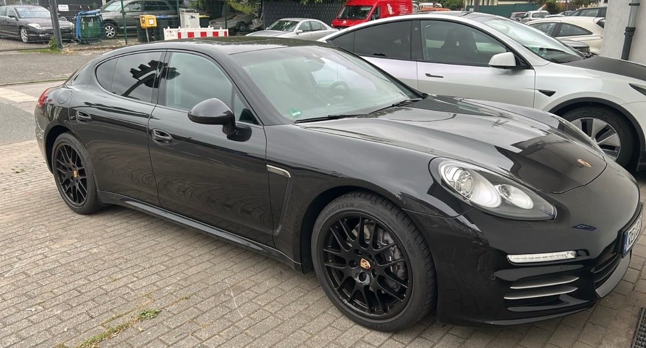 Porsche Panamera 4 -