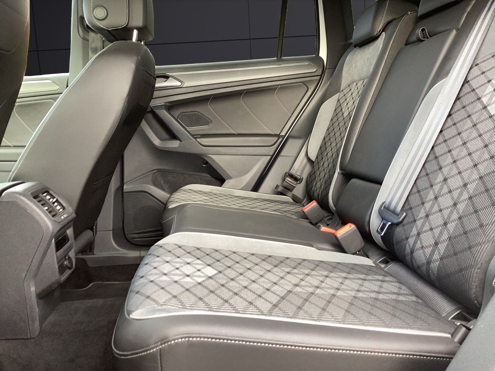 Fahrzeugabbildung Volkswagen Tiguan TSI R-Line DSG 4M Matrix AHK Navi AID ACC