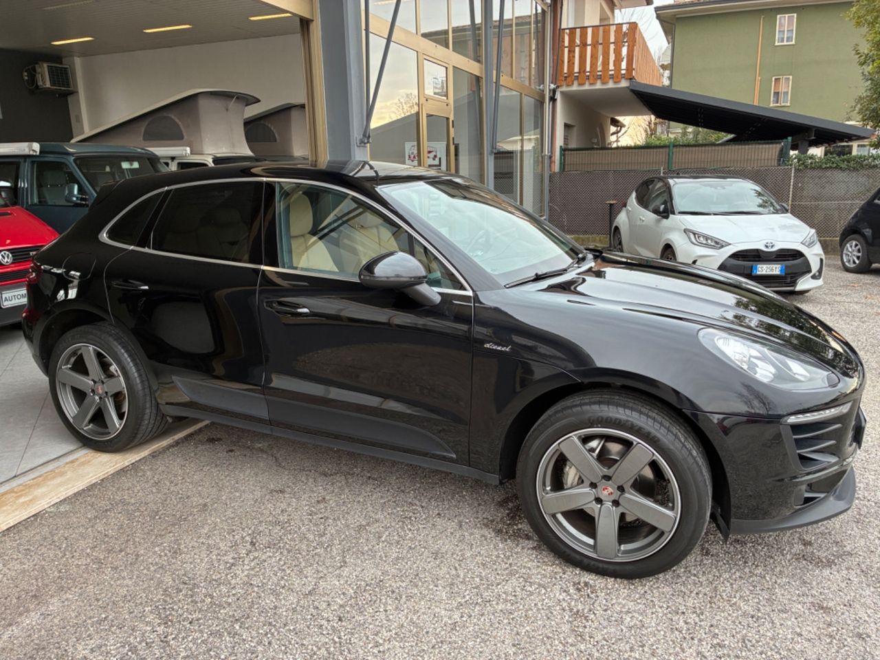 PORSCHE Macan