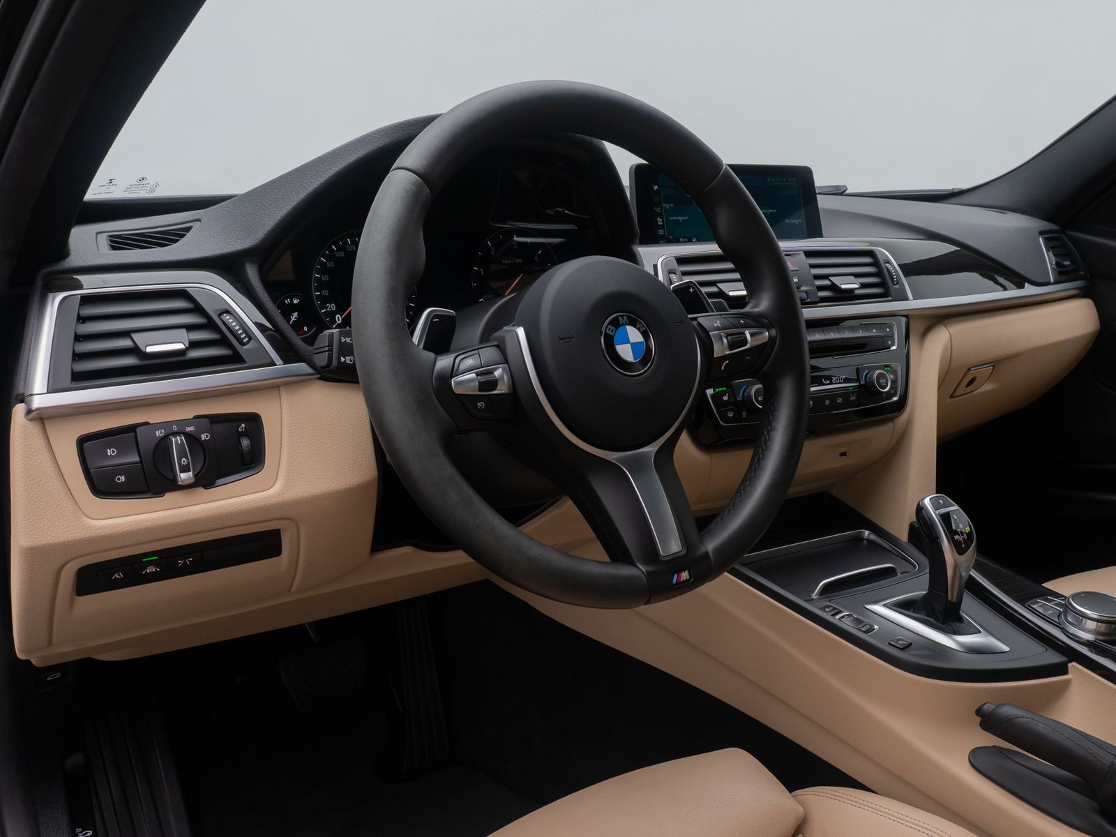 Fahrzeugabbildung BMW 320d SportLine Kamera HiFi NaviPro Alarm Komfort