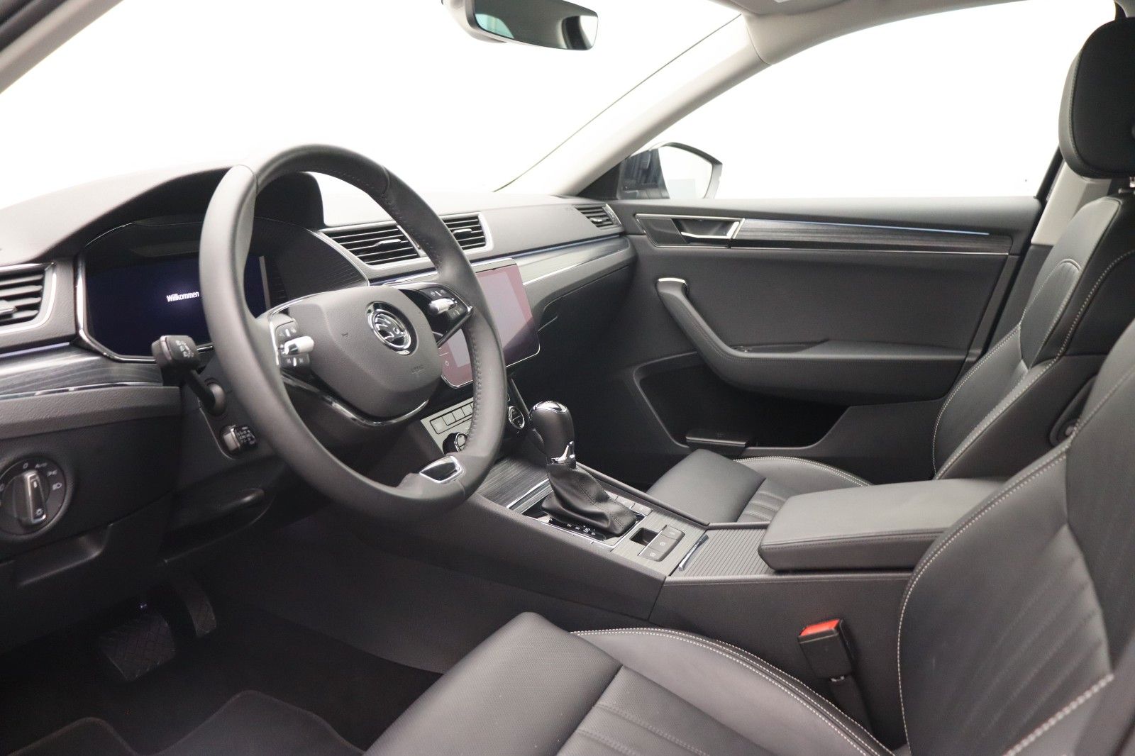 Fahrzeugabbildung SKODA Superb Combi 2.0 TDI Premium Edition Standheiz.