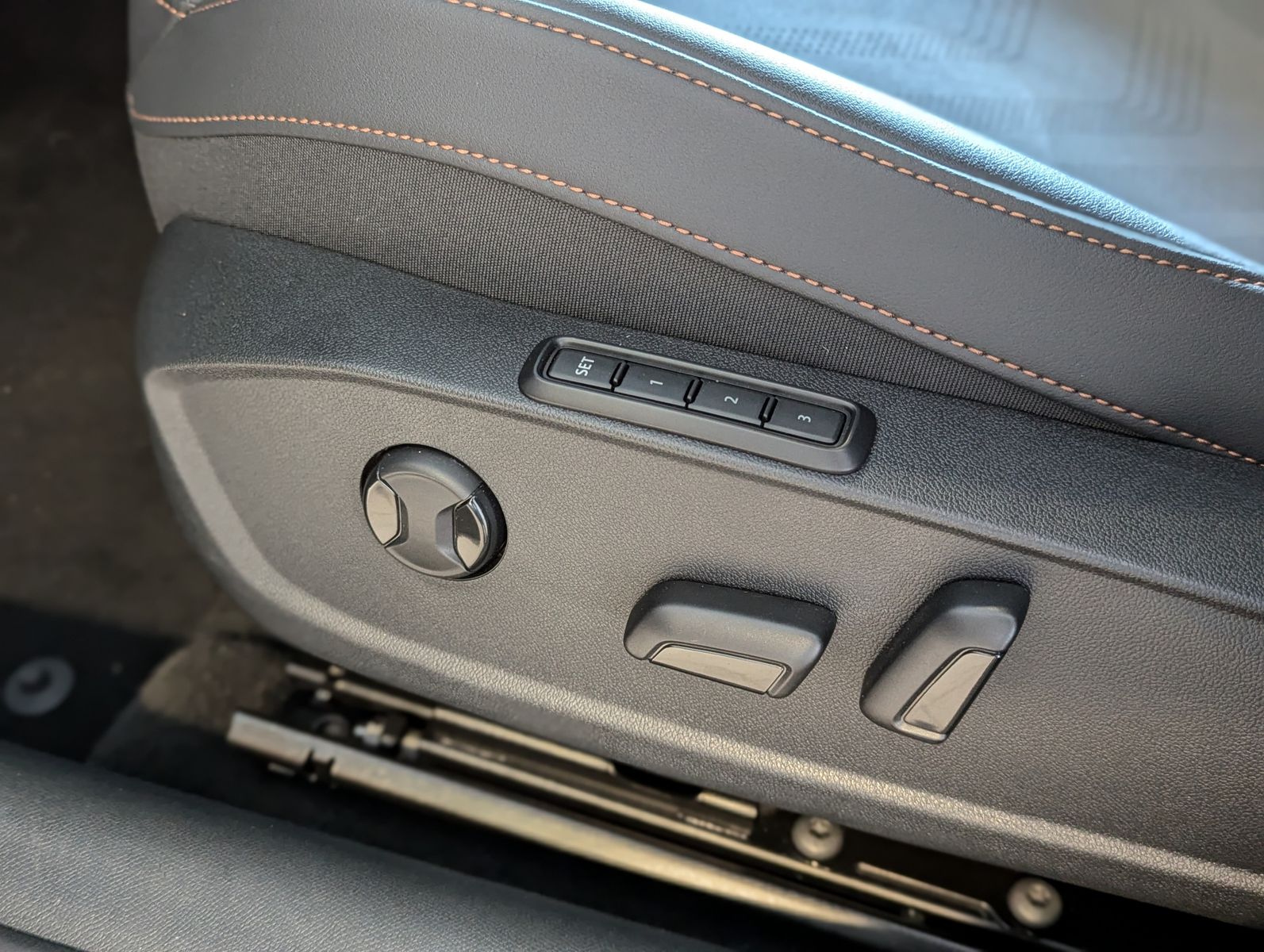 Fahrzeugabbildung CUPRA Leon 2.0 TSI 4D VZ Matrix Pano Sennheiser AHK 19