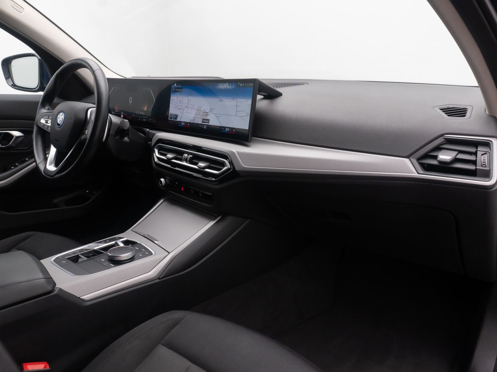 Fahrzeugabbildung BMW 320e HUD Alarm DAB Kamera GeschwindigReg Widscre