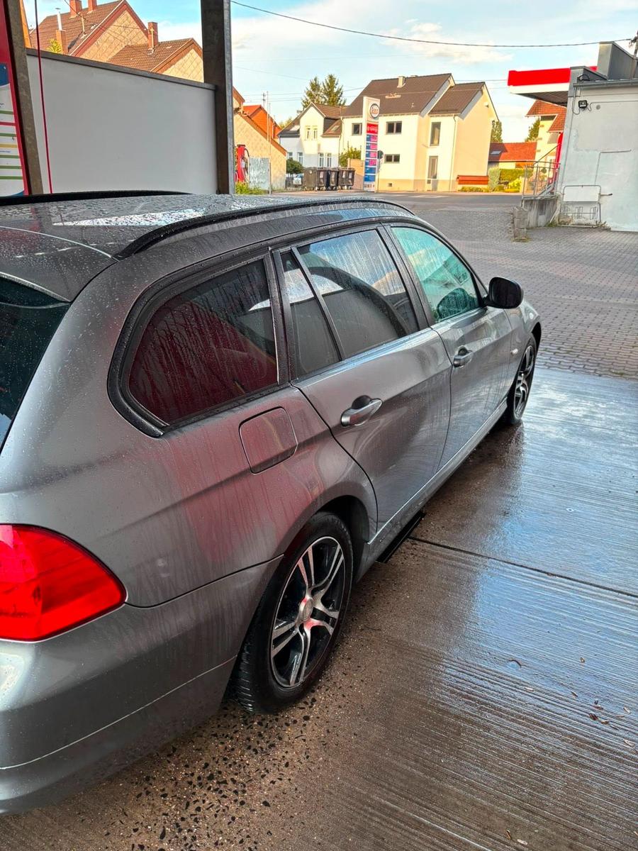 BMW 318 2011 — салон