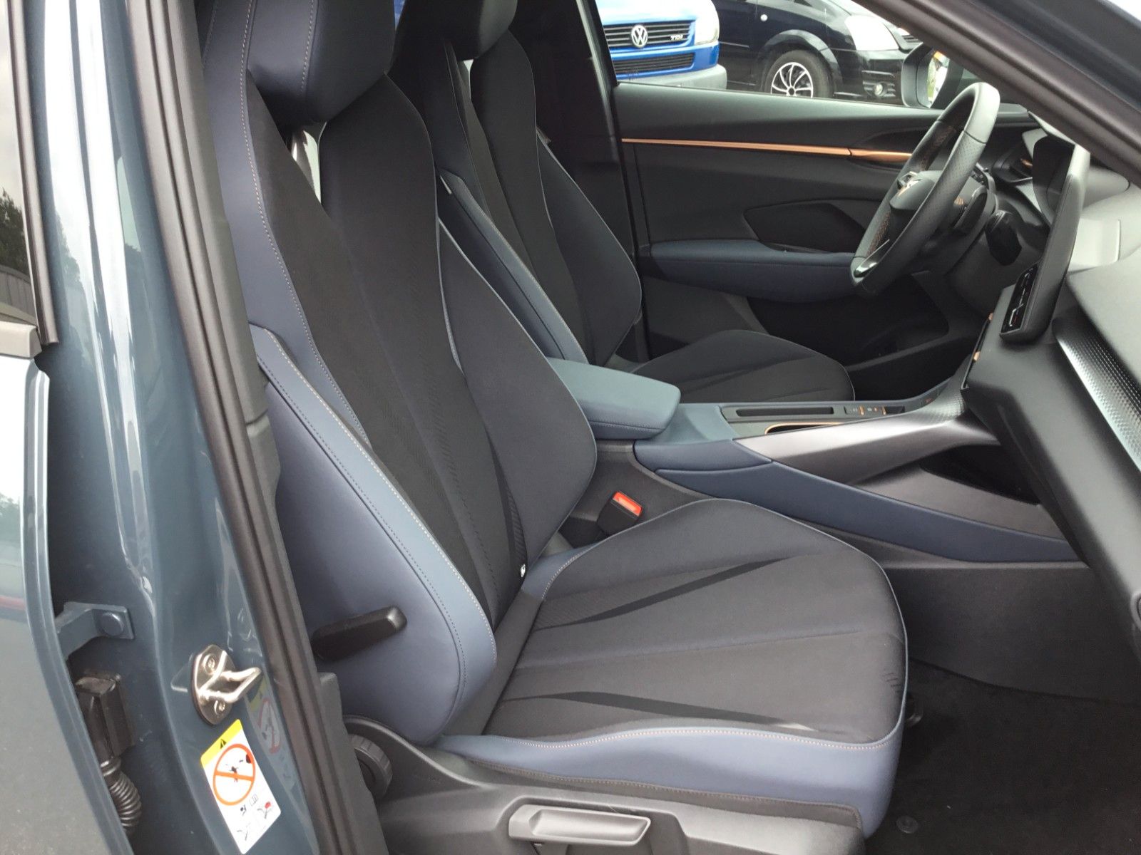 Fahrzeugabbildung CUPRA Terramar 1.5 eTSI DSG+AHK+Pano+360°+Headup+ACC