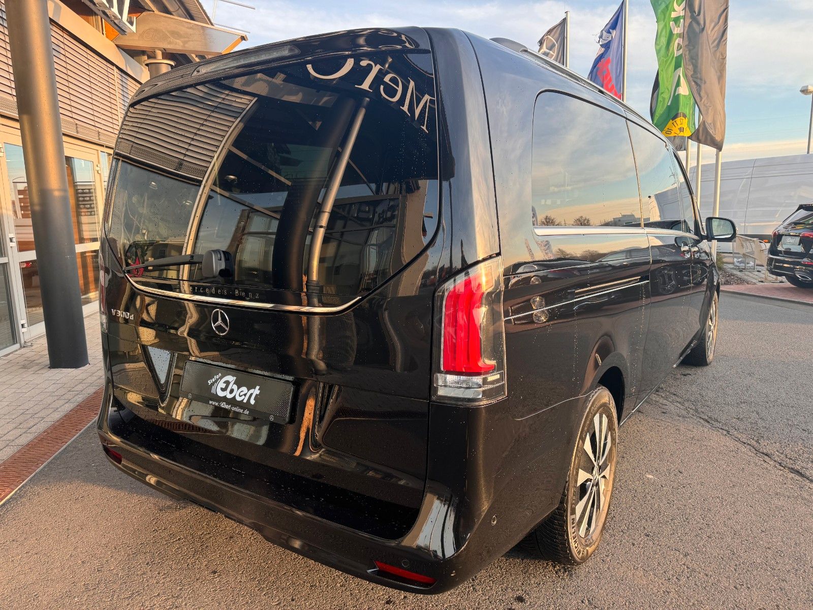 Fahrzeugabbildung Mercedes-Benz V 300 d AVA Extralang DISTRONIC Standheiz