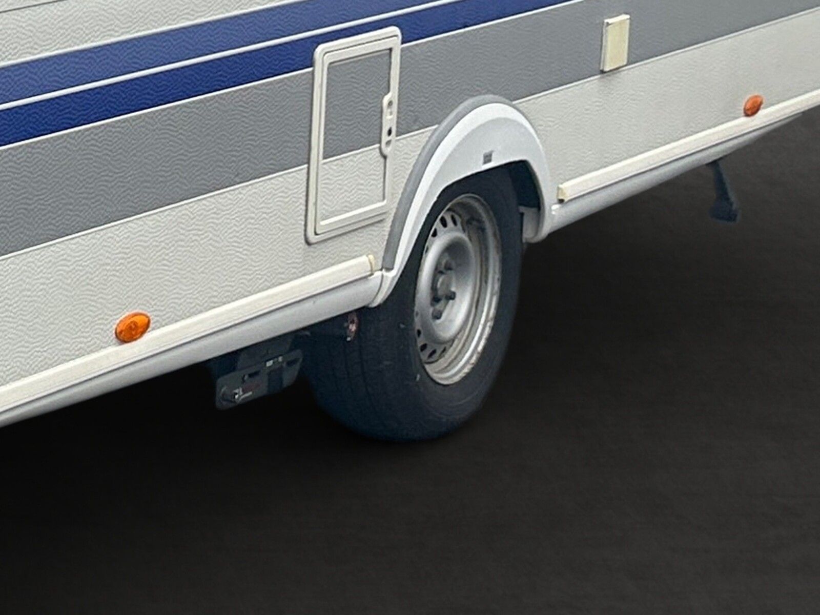 Fahrzeugabbildung Hobby De Luxe 495 UL Fahrradträger,Mover,Einzelbetten