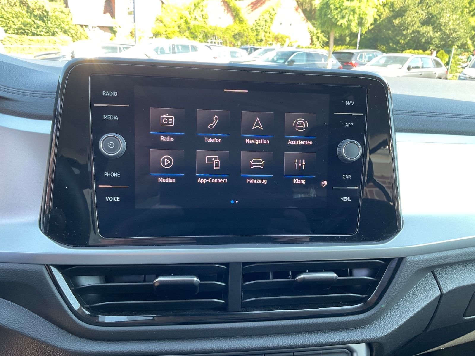 Fahrzeugabbildung Volkswagen T-Roc 1.5 TSI DSG Life,LED,AHK,Navi