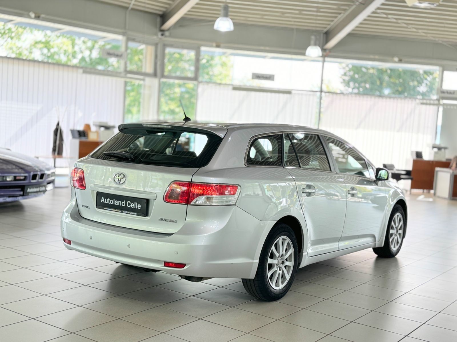 Fahrzeugabbildung Toyota Avensis Kombi Basis Sitzhzg PDC Xenon 8fach