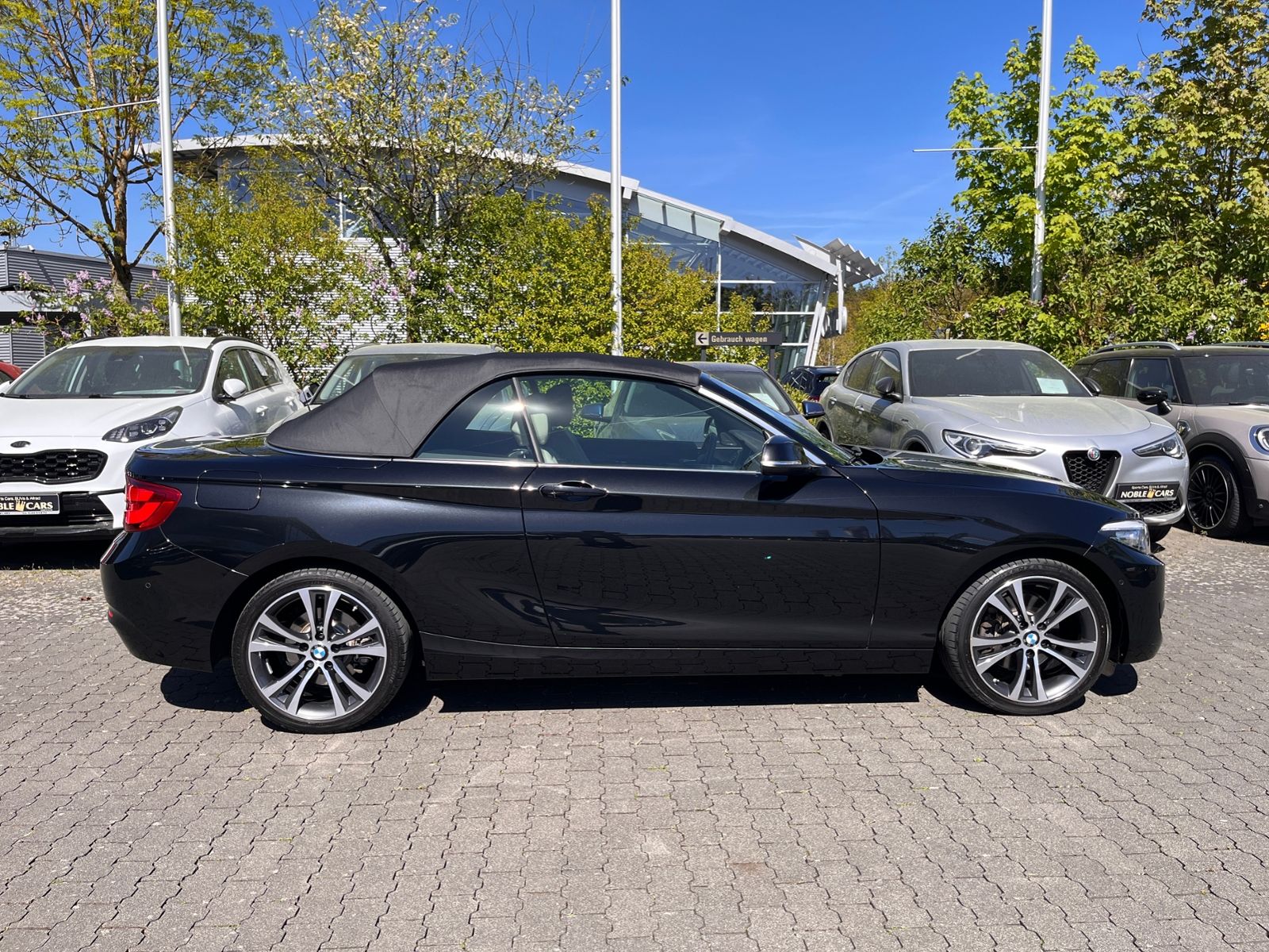 Fahrzeugabbildung BMW 220i Cabrio Sport Line H/K LEDER LED NAV SHZ 18"