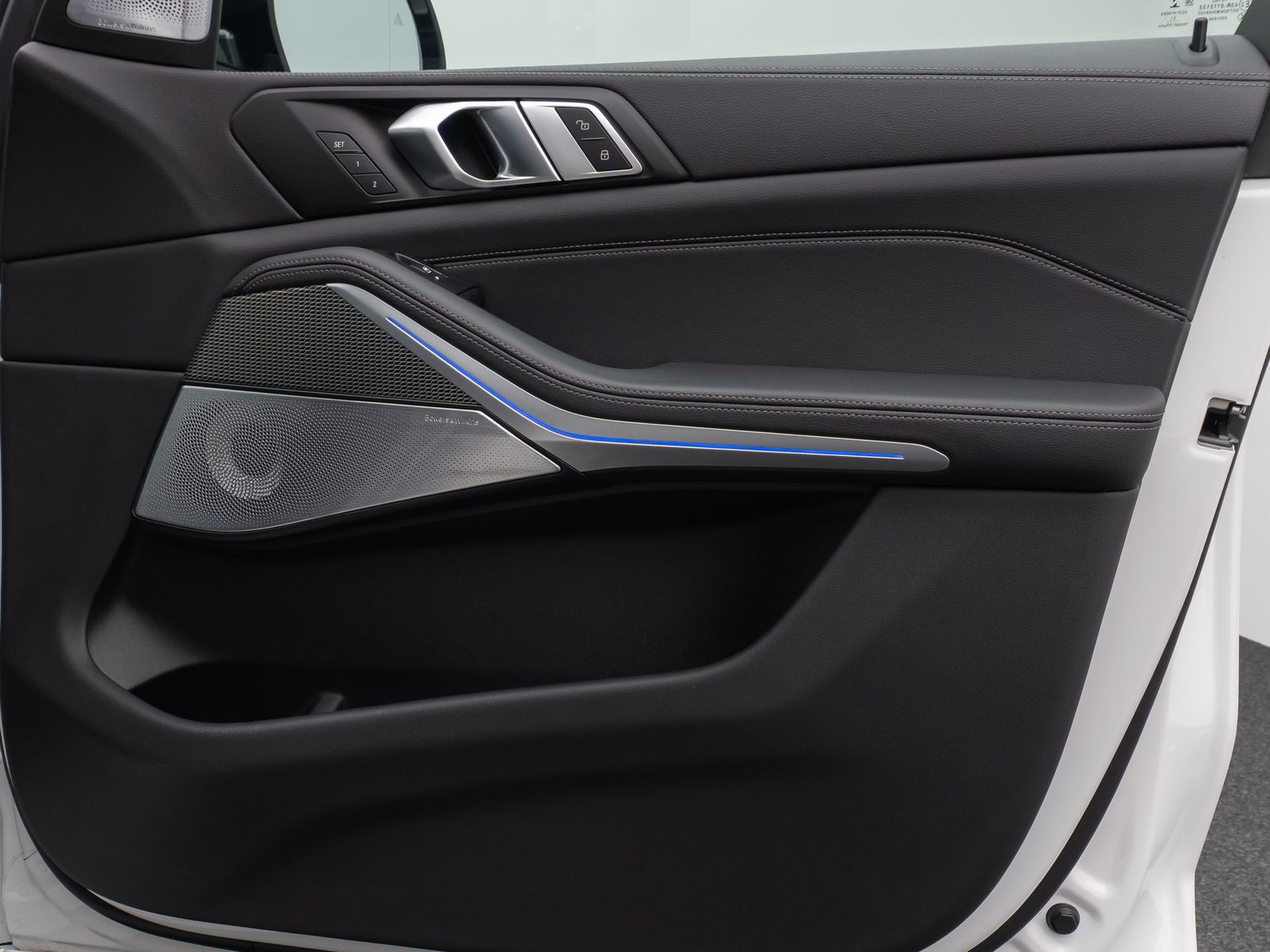 Fahrzeugabbildung BMW X5 xD30d M Sport Panorama Laser 360°HUD DAB B&W