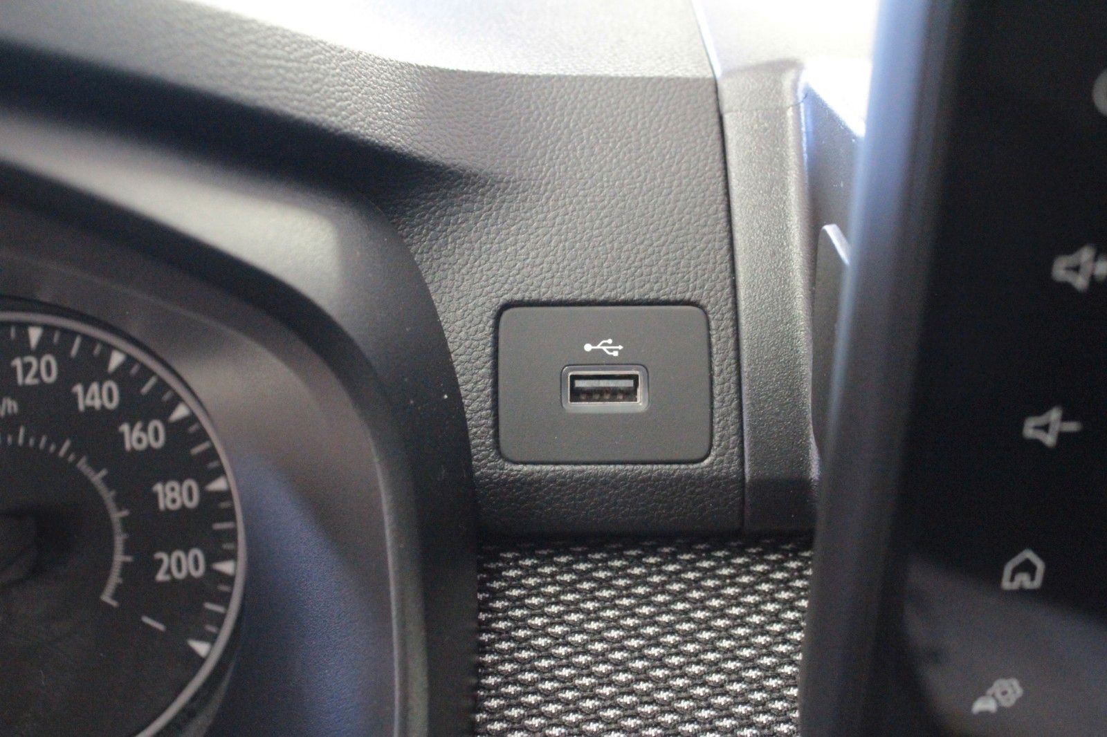 Fahrzeugabbildung Dacia Sandero TCe 100  ECO G Expression*Winterpaket*